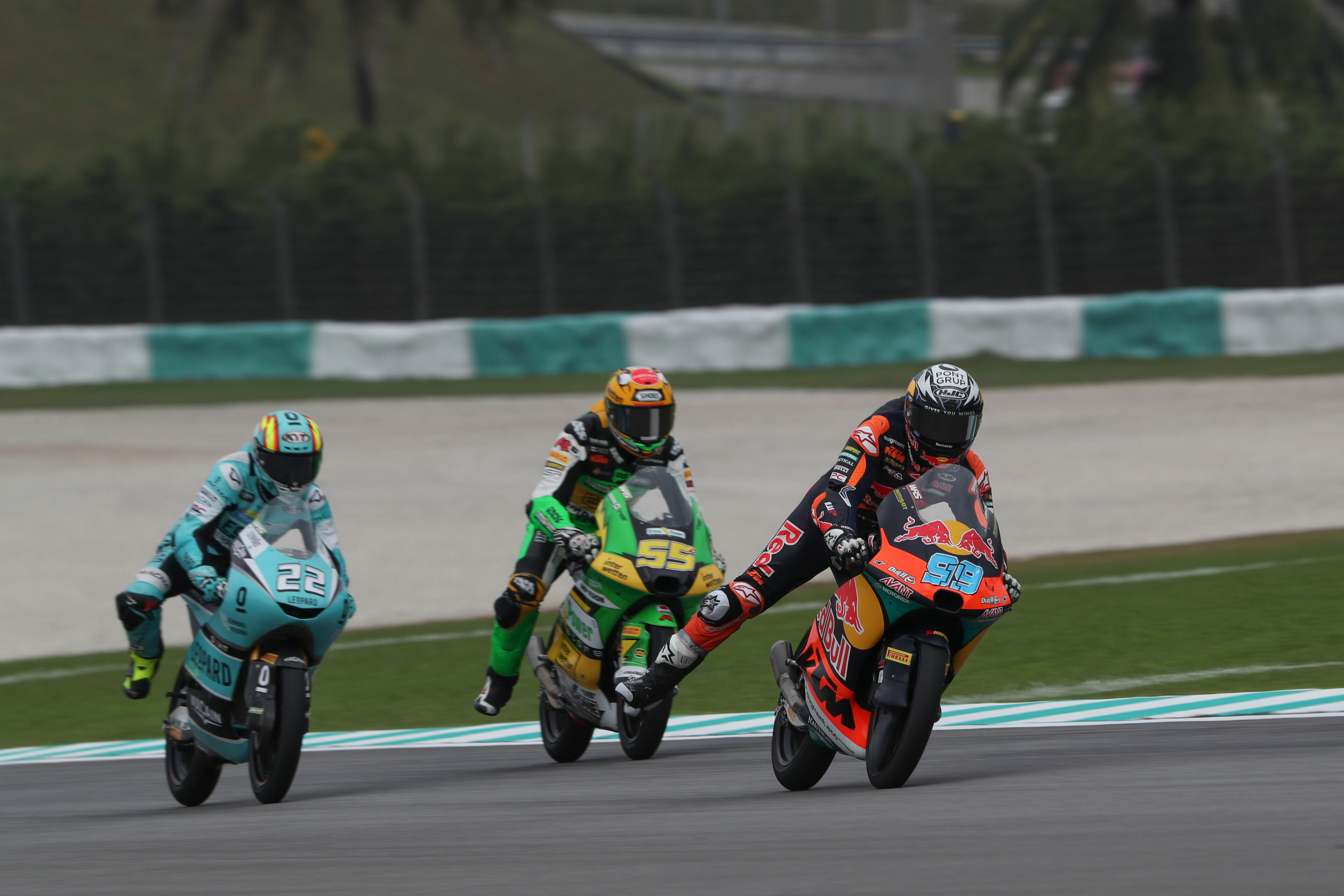 Riders Battling Closely in Moto3 © Redbull Content Pool