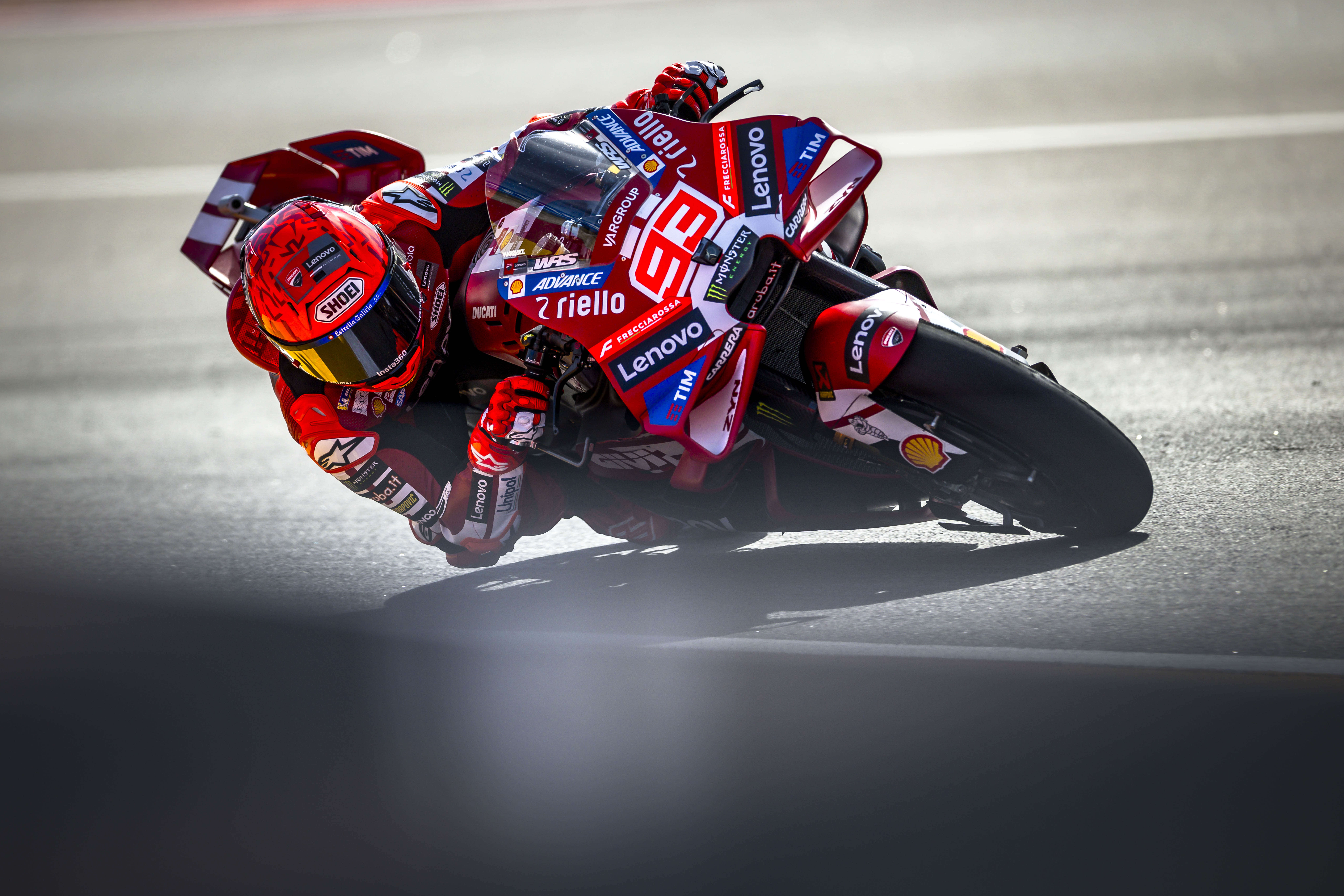 Marc Márquez going around the Aragon circuit